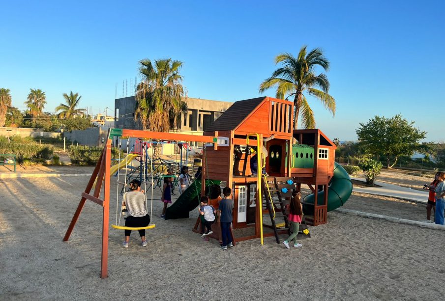 Juegos donados a parque de La Playa