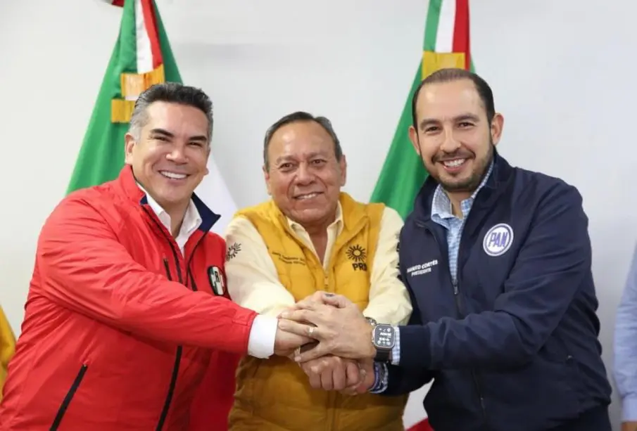 Líderes del PRI, PRD y PAN tomados de la mano