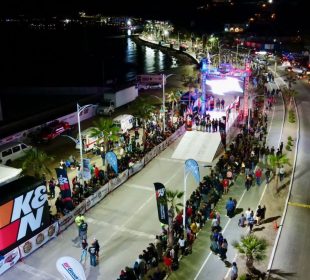 Malecón de La Paz en la noche durante Baja Mil