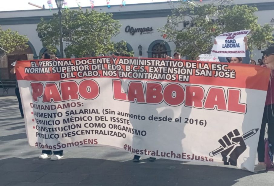 Manifestación de docentes en San José del Cabo