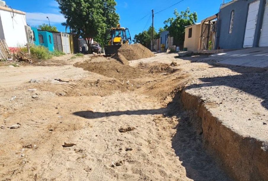 Maquinaria aplanando calle