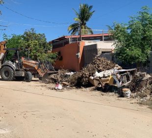 Maquinaria recogiendo basura abandonada en calles