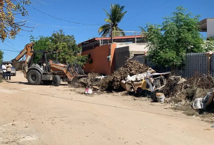 Maquinaria recogiendo basura abandonada en calles