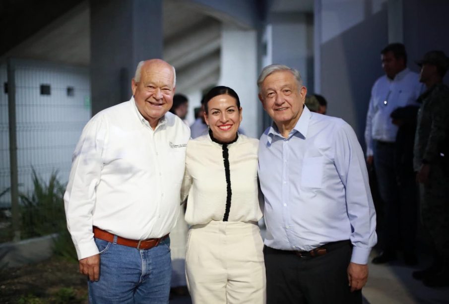 Milena Quiroga con AMLO y Victor Castro