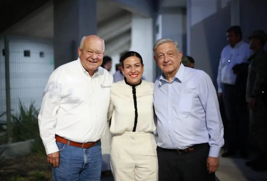 Milena Quiroga con AMLO y Victor Castro