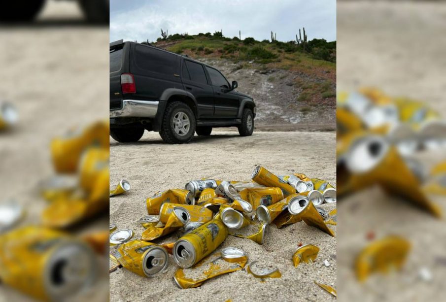 Montón de latas de cerveza apilada en playa