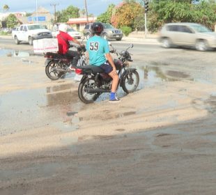 Moto pasando por fuga de agua