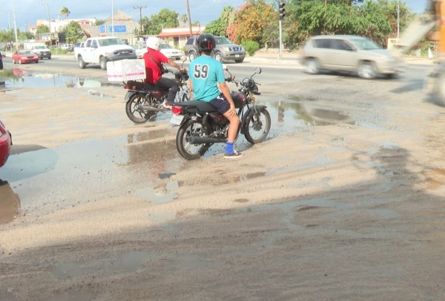 Moto pasando por fuga de agua