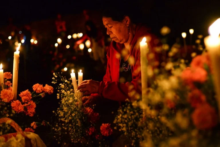 Mujer colocando vela