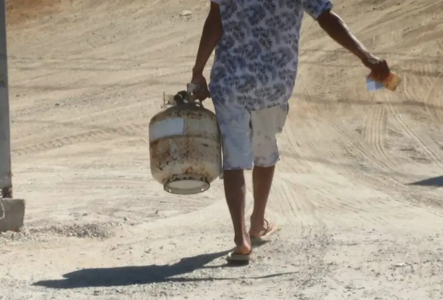 Mujer con tanque de gas