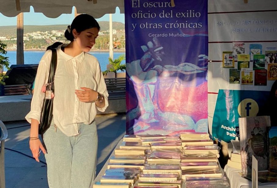 Mujer en Feria del Libro 2023