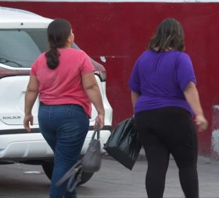 Mujeres caminando en calles de La Paz