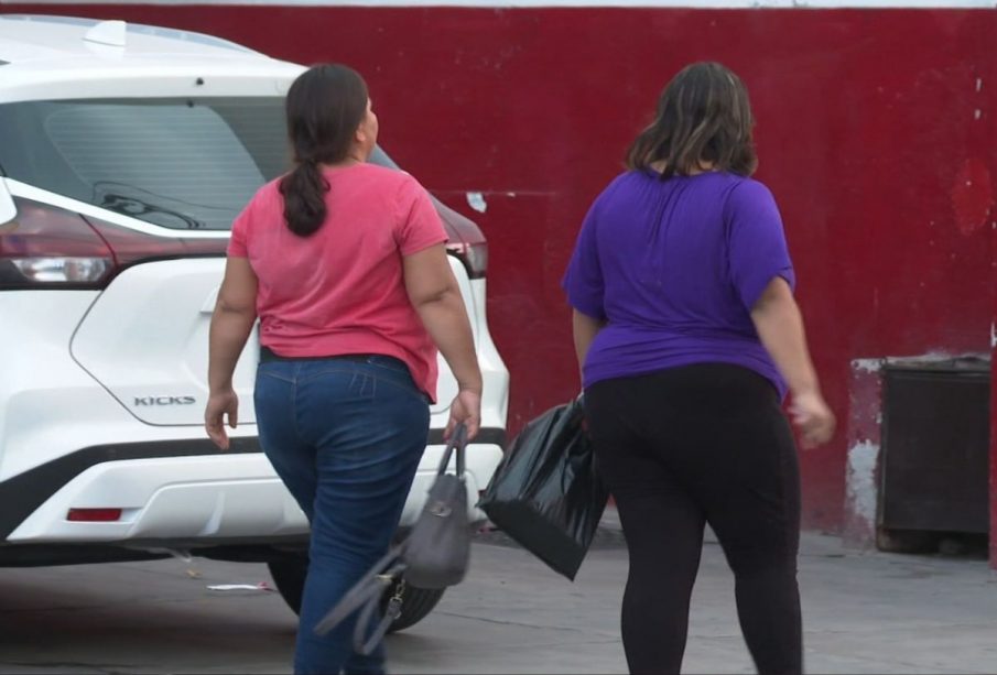 Mujeres caminando en calles de La Paz