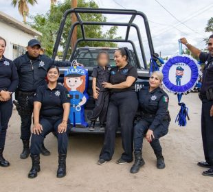 Niña celebrando su cumpleaños junto a policías