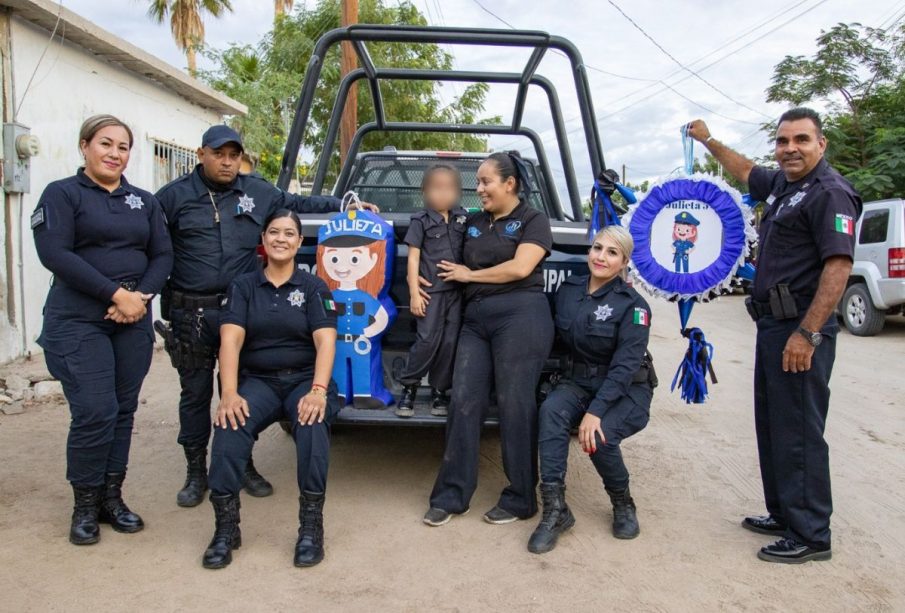 Niña celebrando su cumpleaños junto a policías