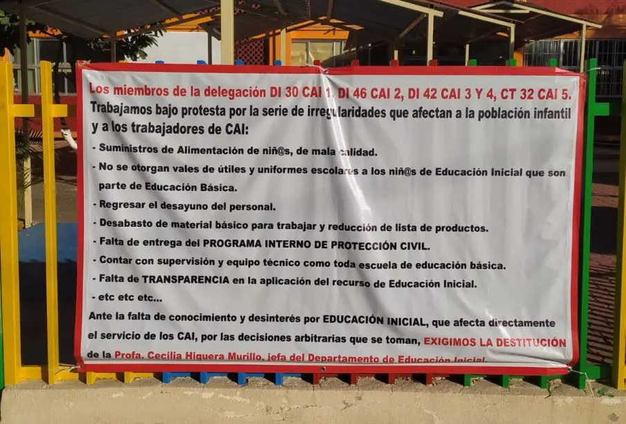 Pancarta de docentes afuera de escuela