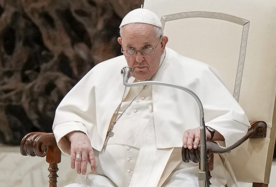 Papa Francisco sentado
