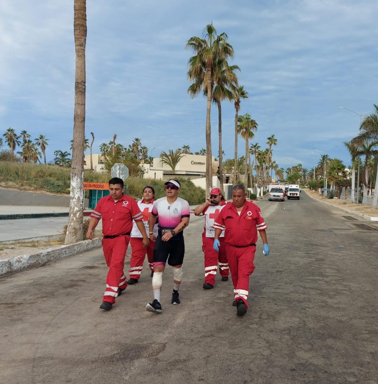 Paramédicos de cruz roja resguardando a atleta