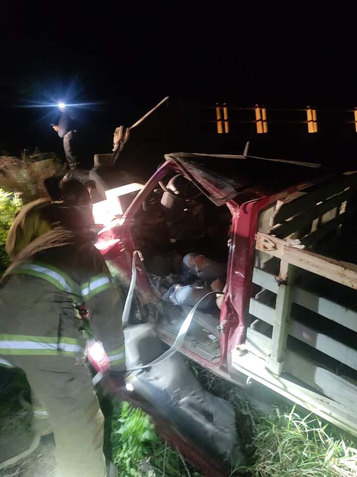 Persona atrapada en cabina de camioneta tras accidente