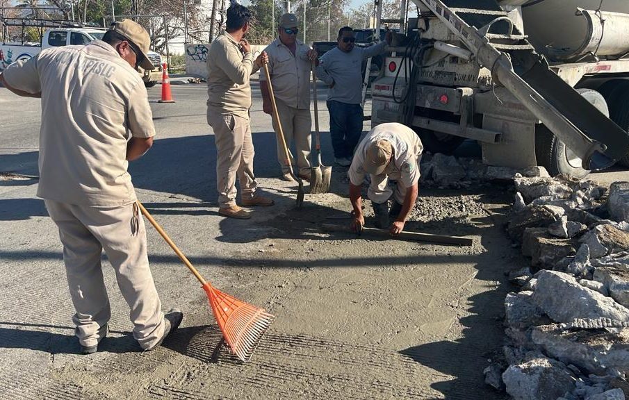 Personal del Ayuntamiento rehabilitando baches