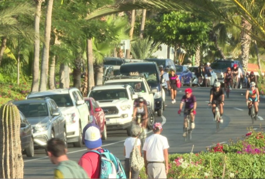 Personas en bicicleta en Los Cabos