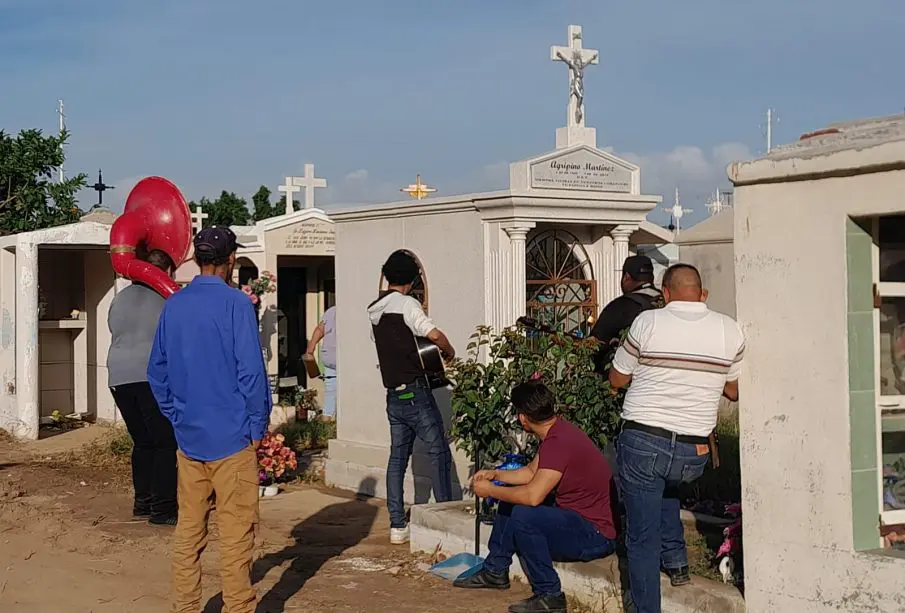 Personas en el panteón Jardínes del Recuerdo