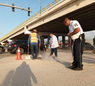 Personas limpiando calles de Los Cabos