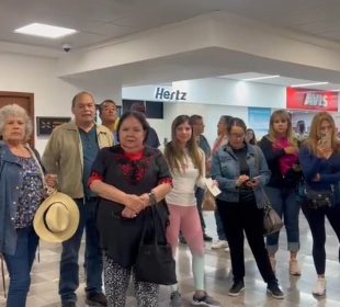 Personas varadas en aeropuerto de La Paz