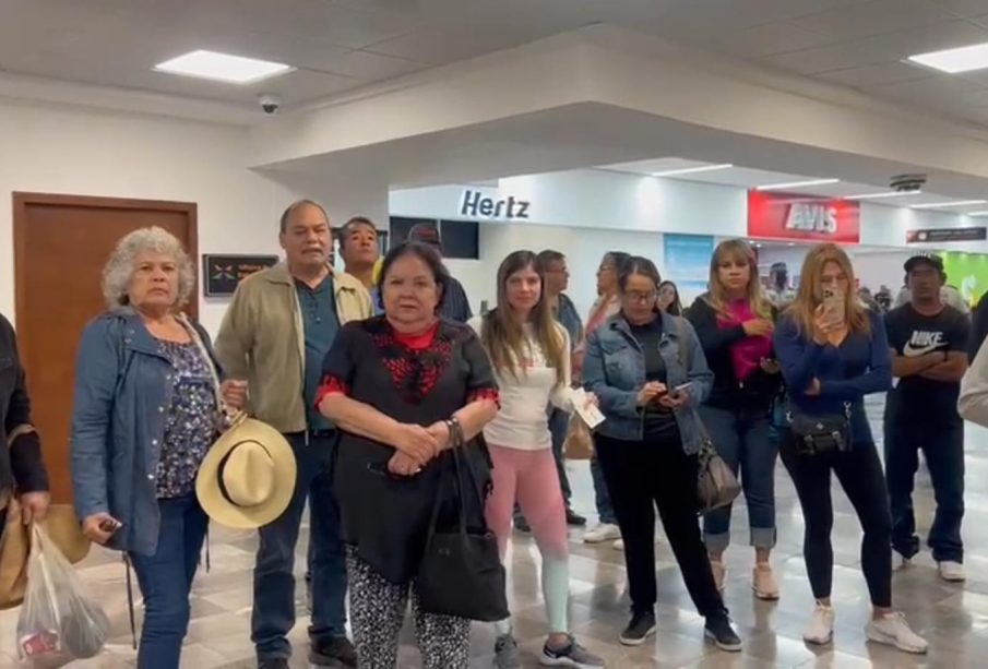 Personas varadas en aeropuerto de La Paz