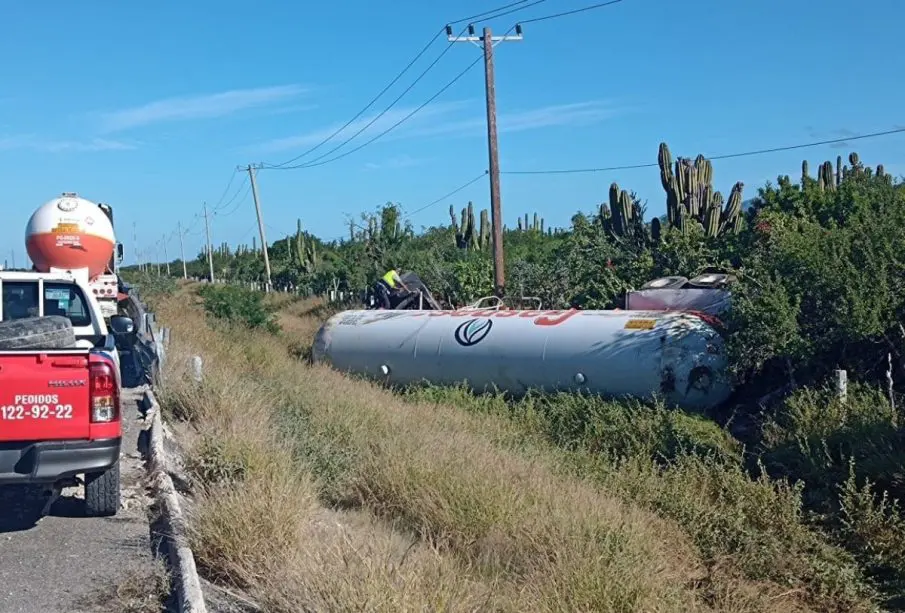 Pipa de gas volcada en carretera La Paz-Todos Santos