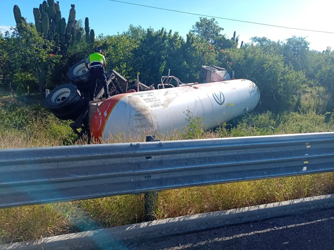 Pipa volcada en carretera