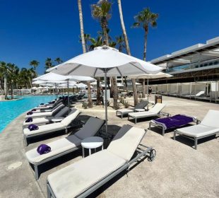 Piscina de un hotel en Cabo San Lucas