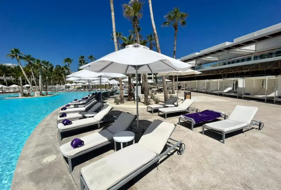 Piscina de un hotel en Cabo San Lucas