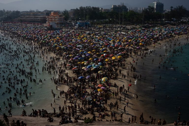 Playa de Brasil abarrotada por ola de calor