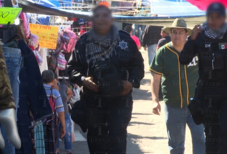 Policías abrigados en La Paz