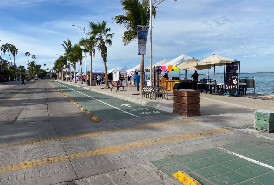 Puestos instalados en malecón por Baja 1000