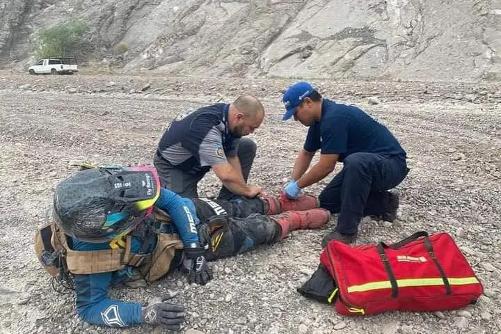 Organismo de protección rescatan a competidor de Baja 1000