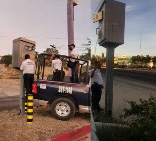 Seguridad Pública reparando semáforos en Los Cabos