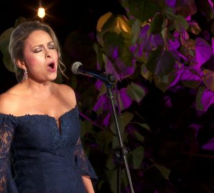 Soprano Elena Rivera cantando