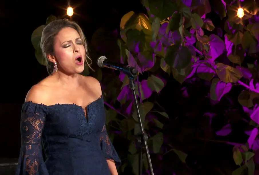 Soprano Elena Rivera cantando