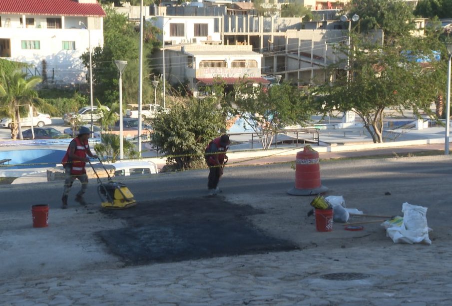 Tapando baches de la carretera transpeninsular