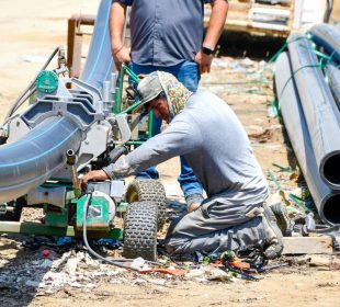 Trabajadores del OOMSAPAS reparando fugas