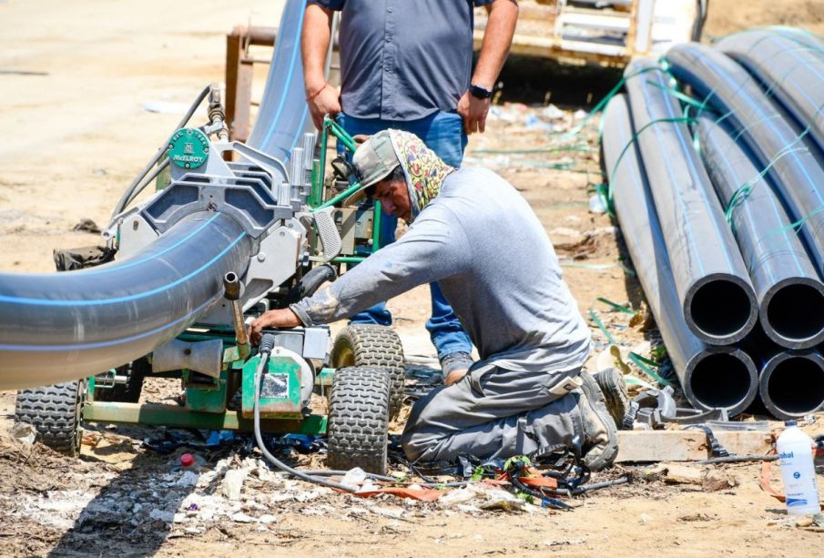 Trabajadores del OOMSAPAS reparando fugas