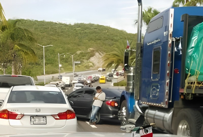 Tráiler accidentado en la carretera transpeninsular