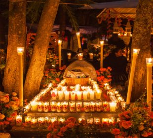 Tumba adornadas en Patzcuaro el Día de Muertos