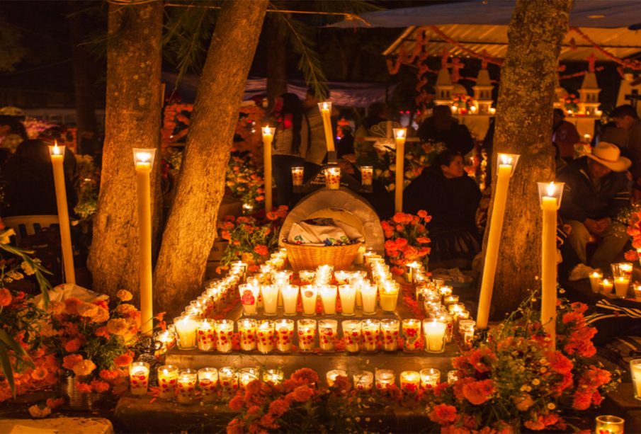 Tumba adornadas en Patzcuaro el Día de Muertos
