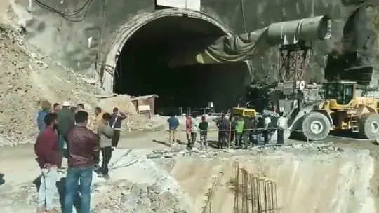 Túnel en India donde trabajadores están atrapados por derrumbe