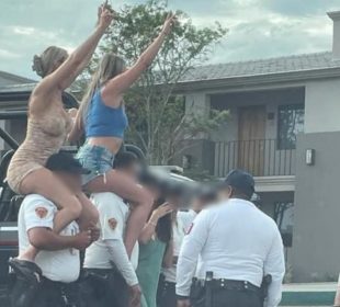 Turistas en hombros de policías de Los Cabos