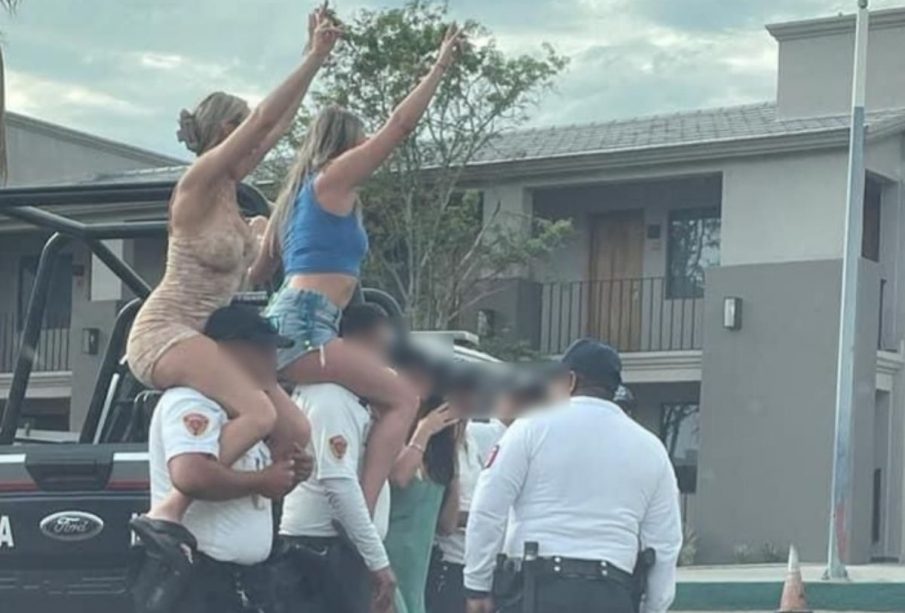 Turistas en hombros de policías de Los Cabos