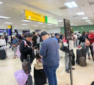 Turistas extranjeros en el Aeropuerto Internacional de Los Cabos